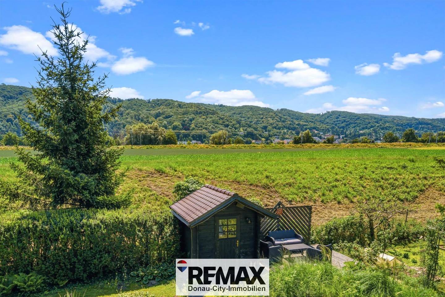 Single family house with garden and panoramic view