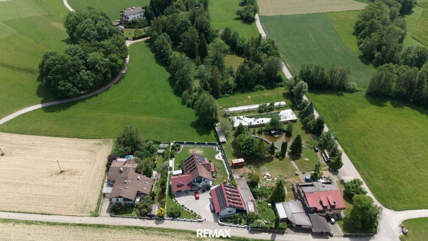 Großes Haus mit Wintergarten und Terrasse auf weitläufigem Grundstück
