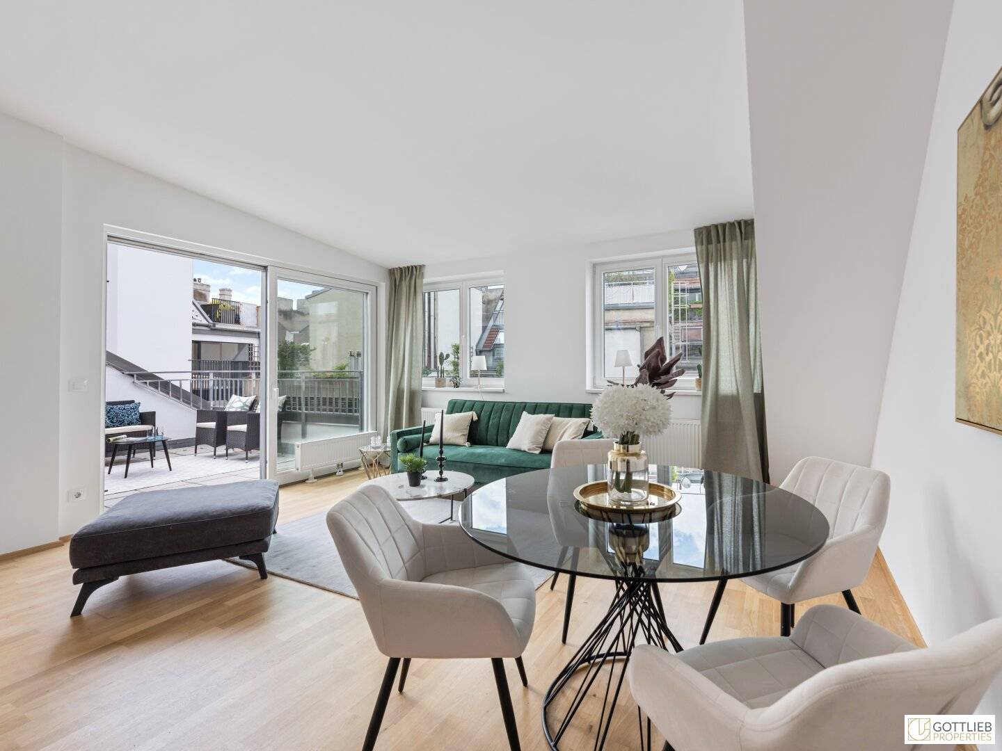 Lichtdurchflutetes Penthouse mit drei Terrassen in Innenhoflage