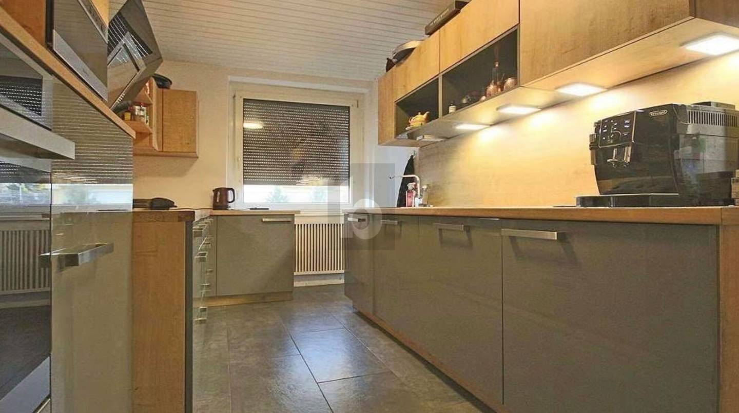 Gepflegte Familienwohnung mit Pool und XXL Garage