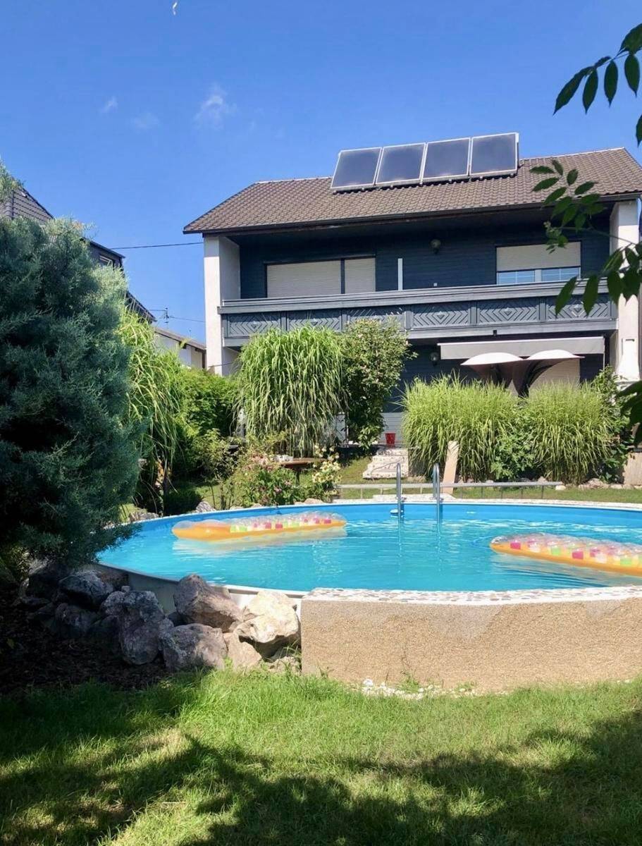 Gepflegte Familienwohnung mit Pool und XXL Garage