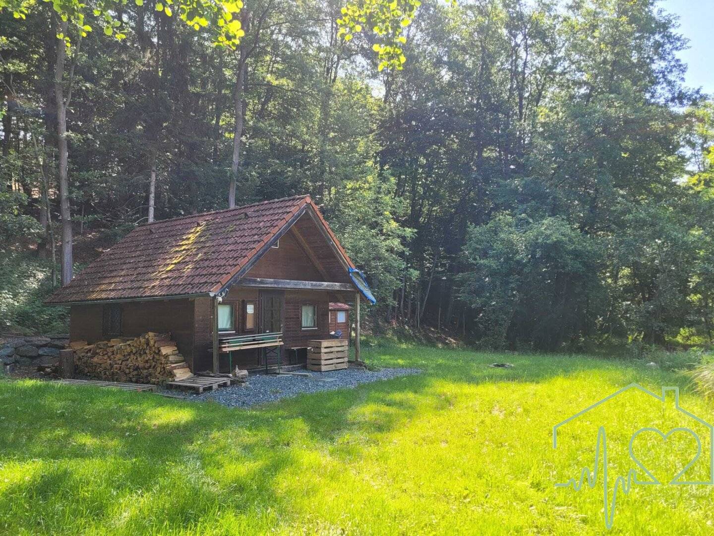 Fischteichanlage mit Hütte und Wasserrechten mitten im Wald