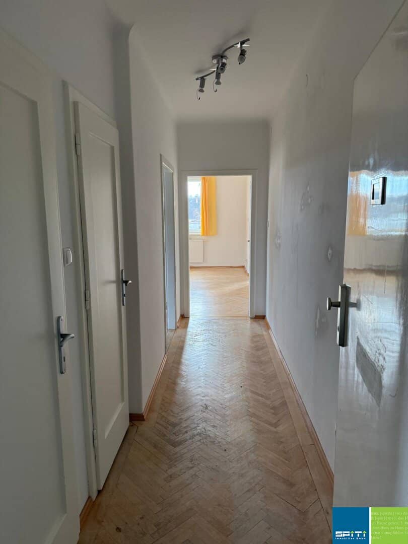Bright 2-room apartment with parquet and fitted kitchen