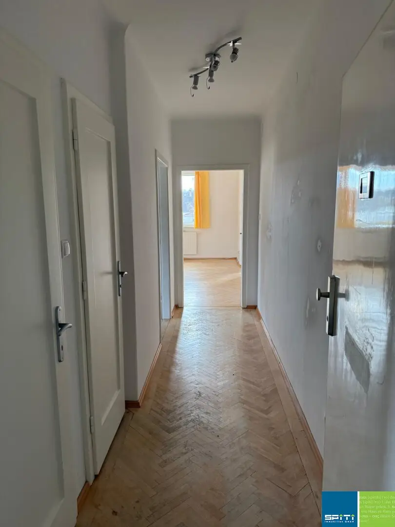 Helle 2 Zimmer Wohnung mit Parkett und Einbauküche