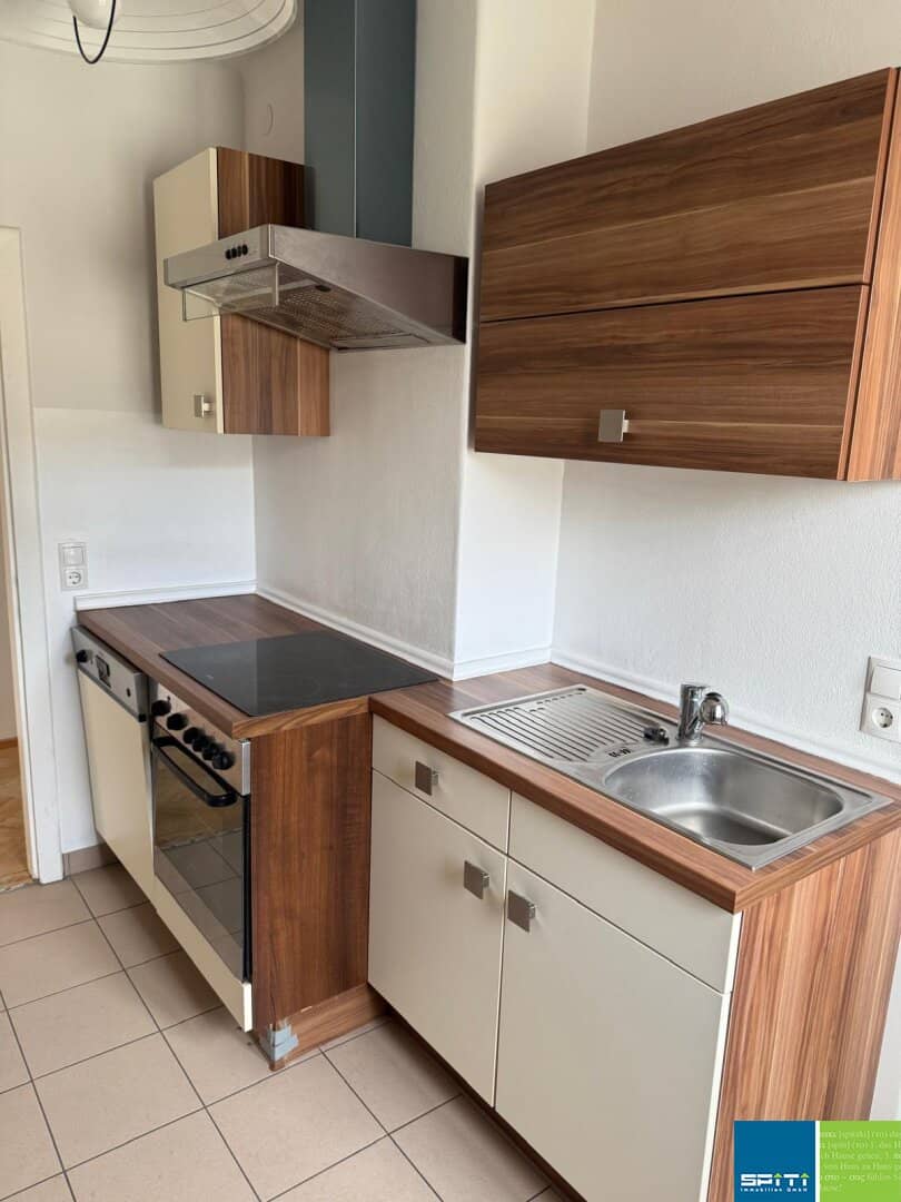 Bright 2-room apartment with parquet and fitted kitchen