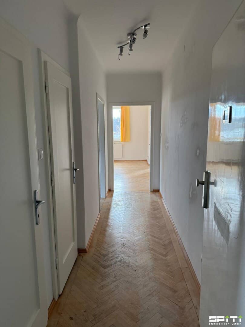 Helle 2 Zimmer Wohnung mit Parkett und Einbauküche