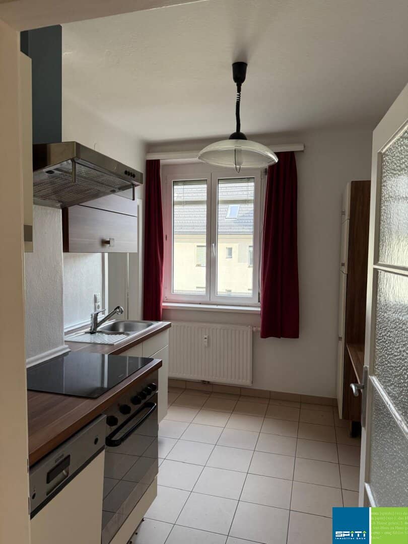 Bright 2-room apartment with parquet and fitted kitchen