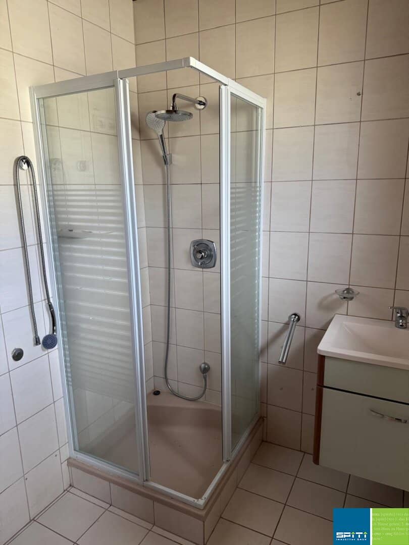 Bright 3-Room Apartment with Parquet and Elevator