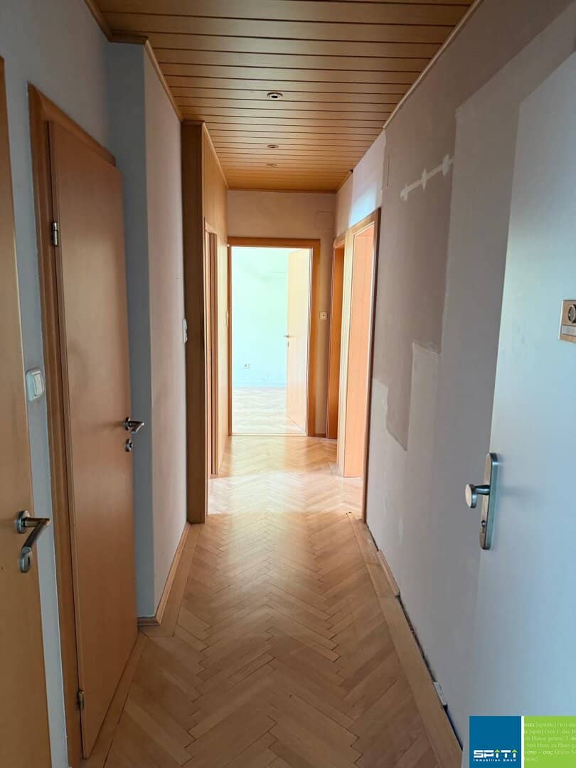 Bright 3-Room Apartment with Parquet and Elevator