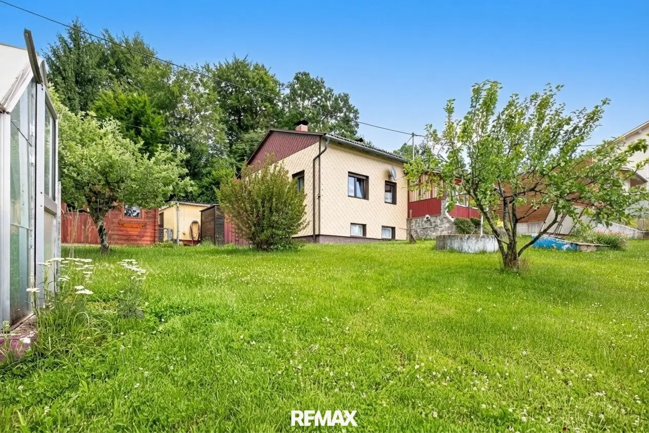 Einfamilienhaus mit großem Garten und Wintergarten
