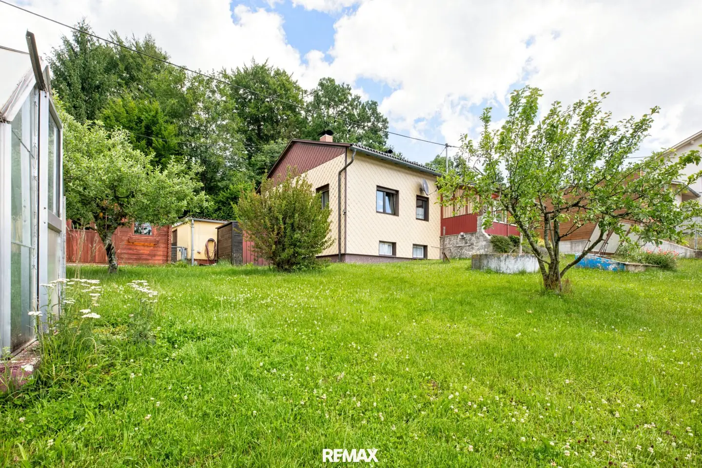 Einfamilienhaus mit großem Garten und Wintergarten