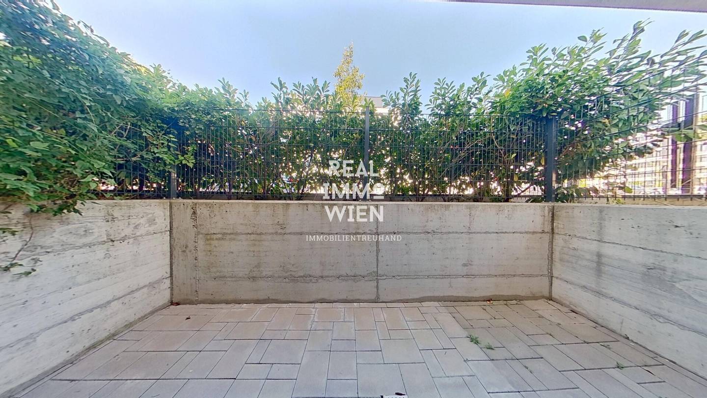Bright new build apartment with balcony and air conditioning