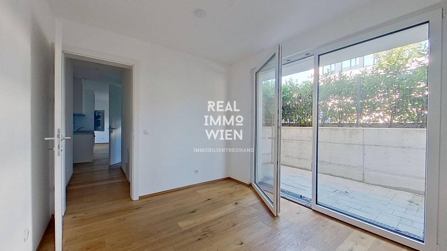 Bright new build apartment with balcony and air conditioning