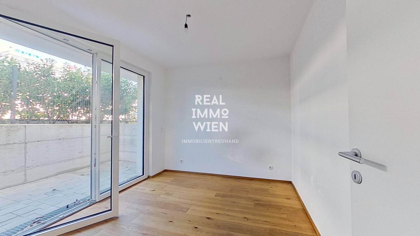 Bright new build apartment with balcony and air conditioning