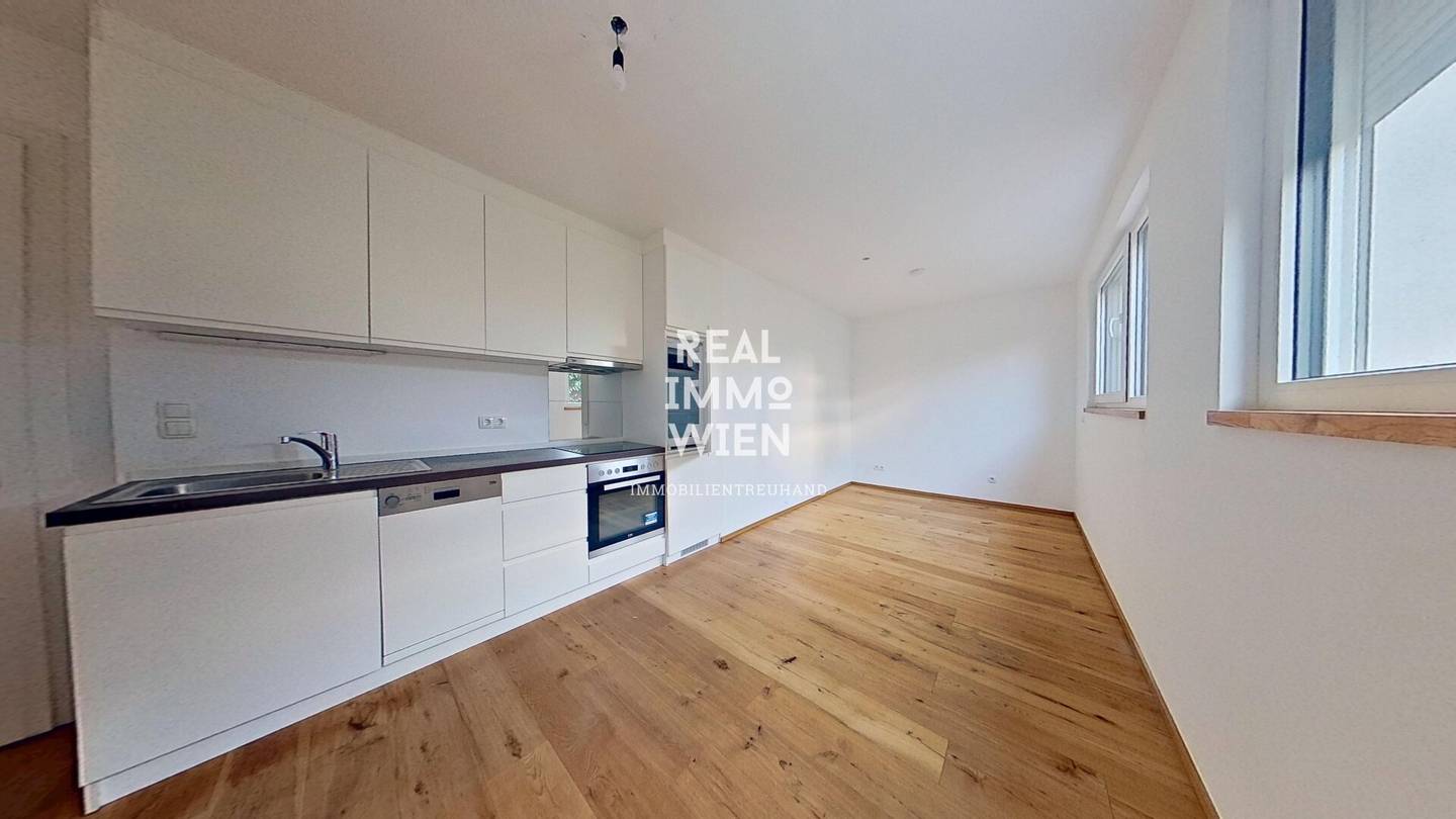 Bright new build apartment with balcony and air conditioning