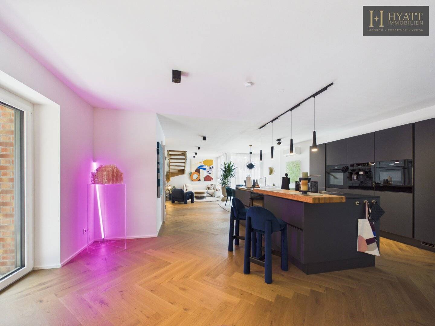 Helle Maisonettewohnung mit Balkon und offenem Wohnbereich