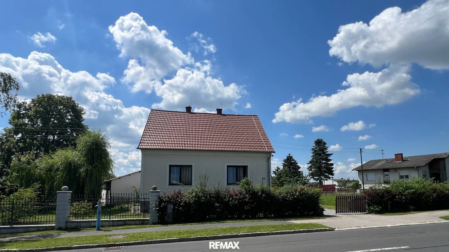 Single-family house with outbuilding and garden in Kirchfidisch