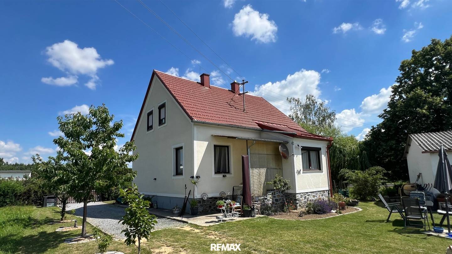 Single-family house with outbuilding and garden in Kirchfidisch