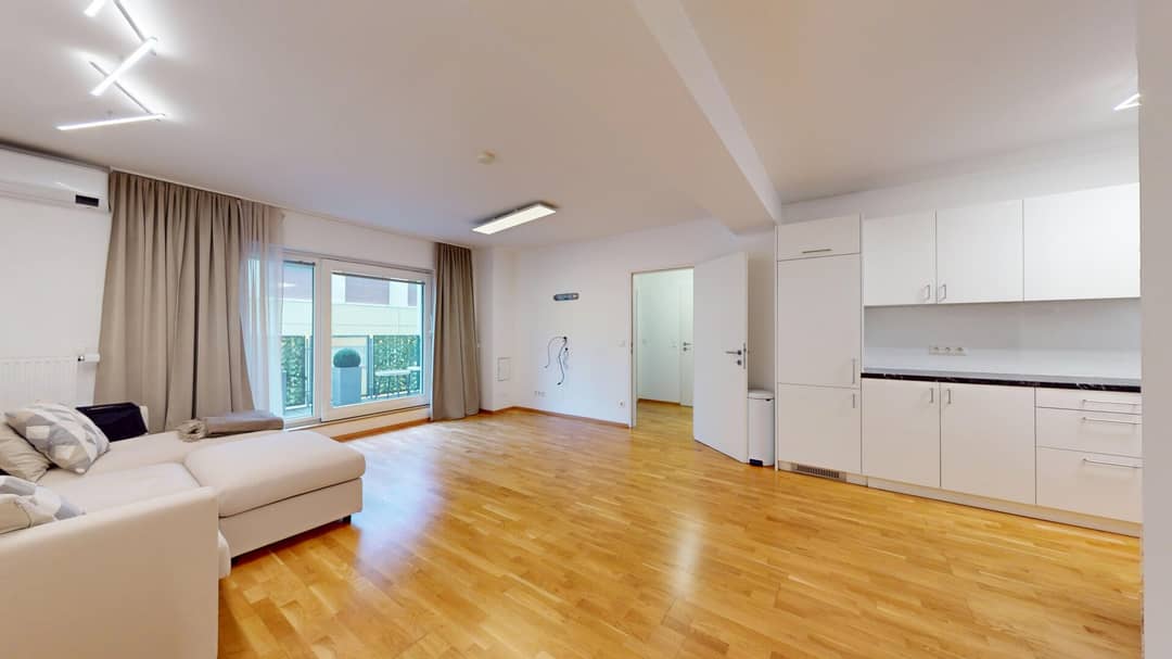 Moderne Wohnung mit Loggia und Einbauküche