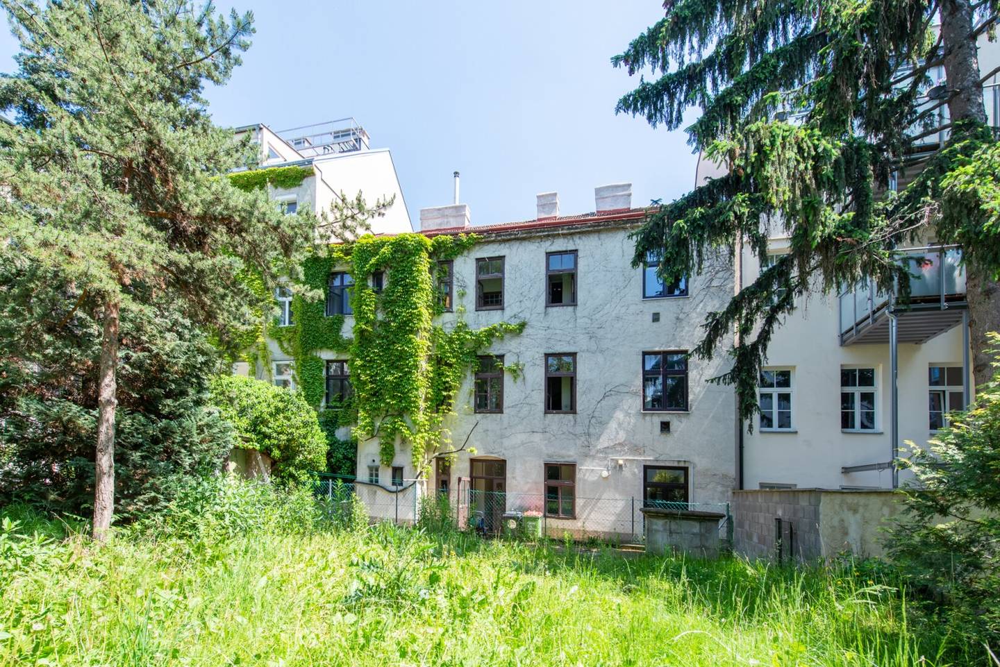 Sanierungsbedürftiges Zinshaus mit Baubewilligung und Innenhofgarten in Währing