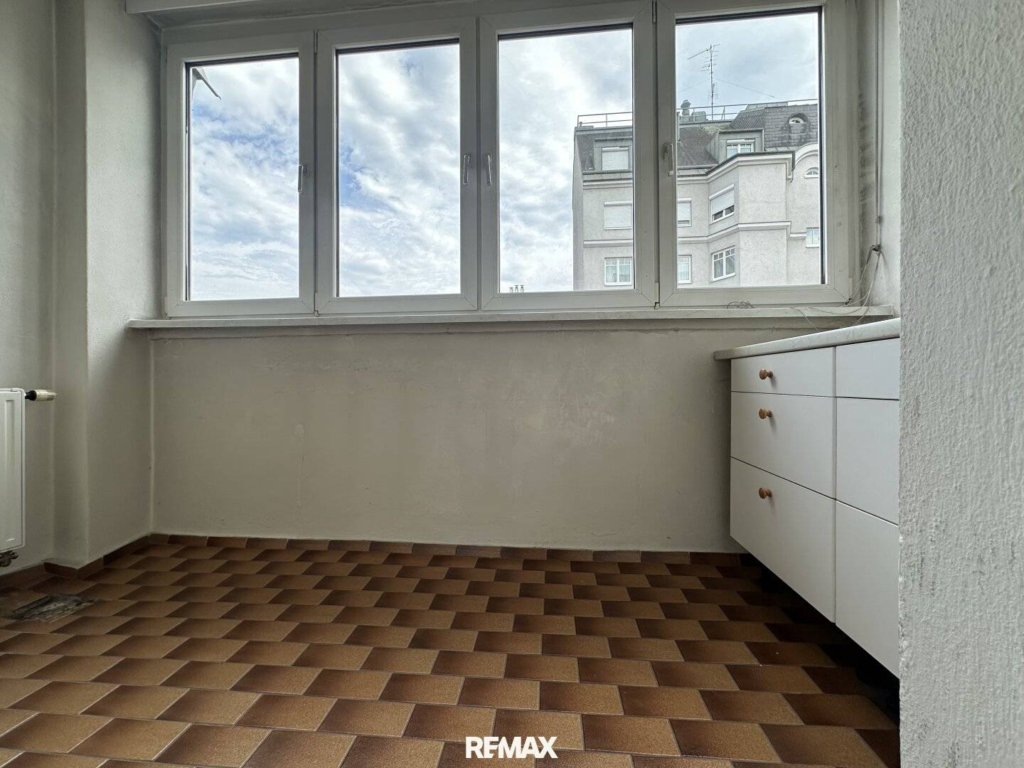 Bright Altbau apartment with loggia near Yppenplatz