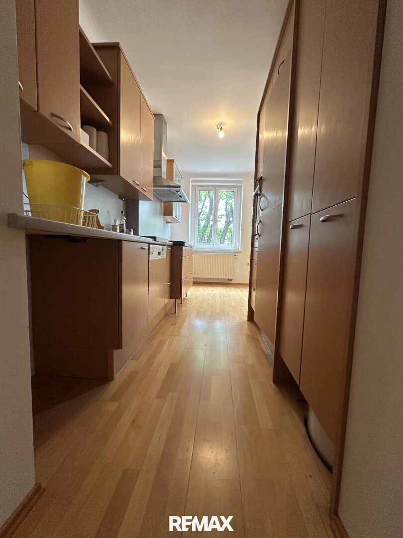 Bright Altbau apartment with loggia near Yppenplatz
