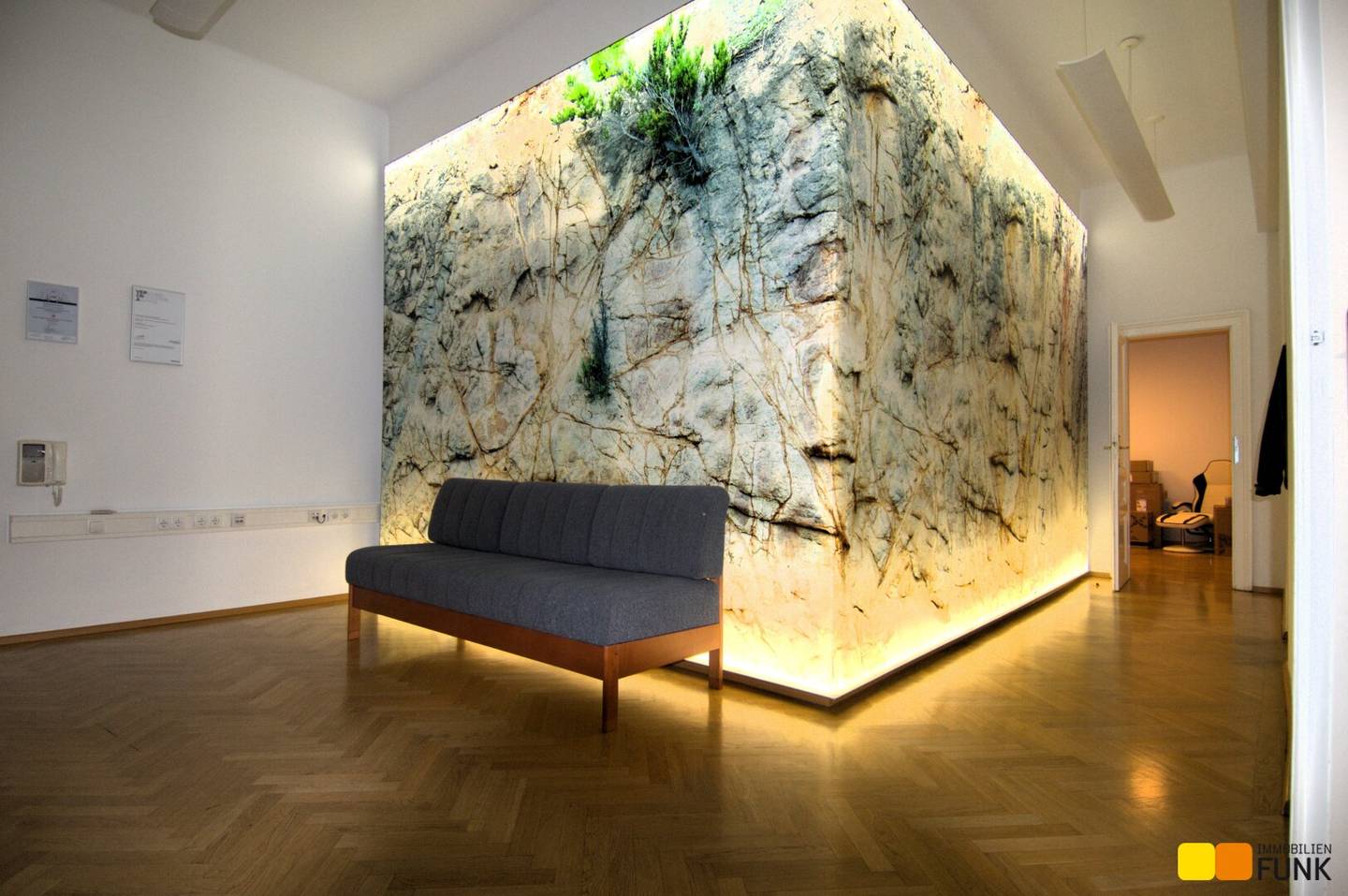 Historic Office with Balcony near Stephansplatz and Stadtpark