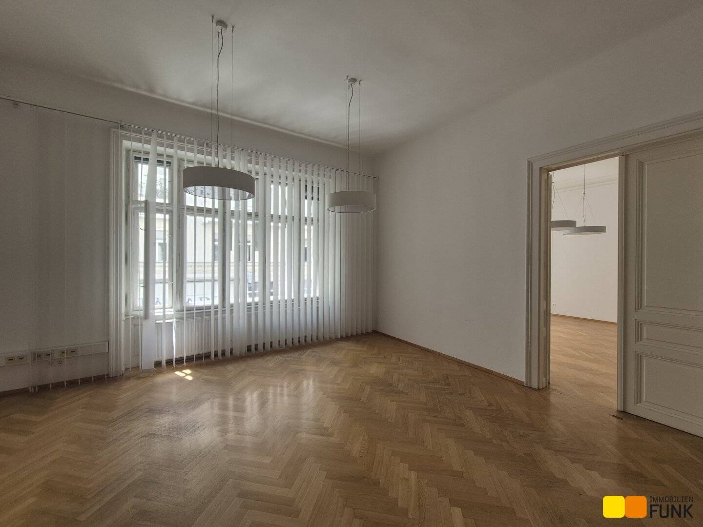 Historic Office with Balcony near Stephansplatz and Stadtpark