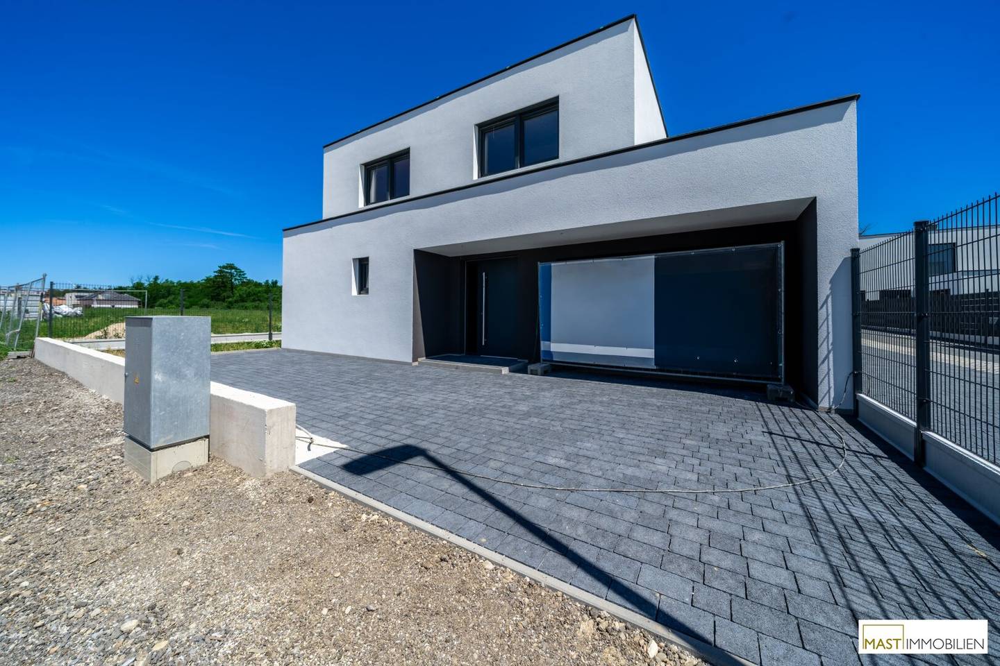 Neubau Einfamilienhaus mit Terrasse und Garage