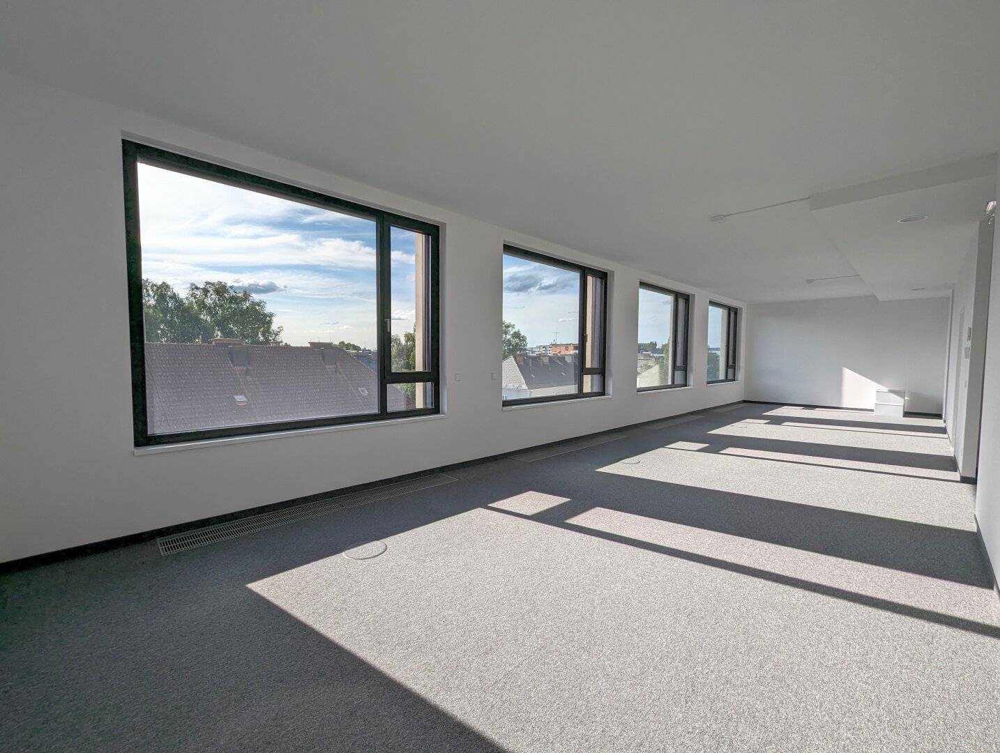 Office space on the 4th floor with elevator and central location