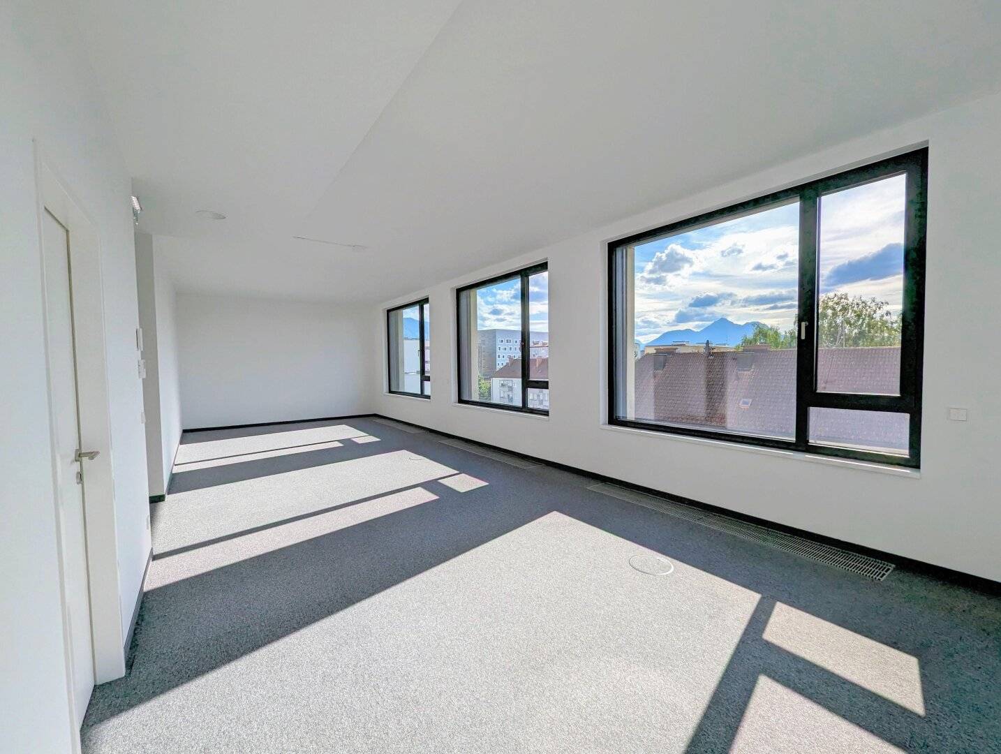 Office space on the 4th floor with elevator and central location
