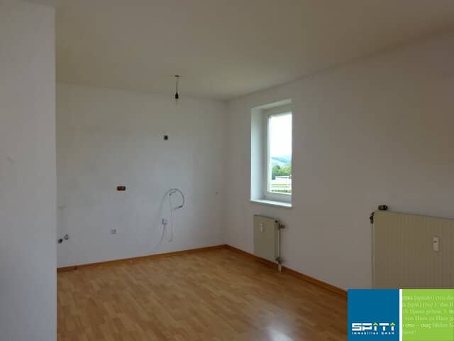 Helle Wohnung mit Balkon und Loggia in zentraler Lage