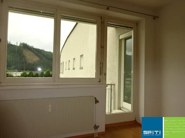 Helle Wohnung mit Balkon und Loggia in zentraler Lage