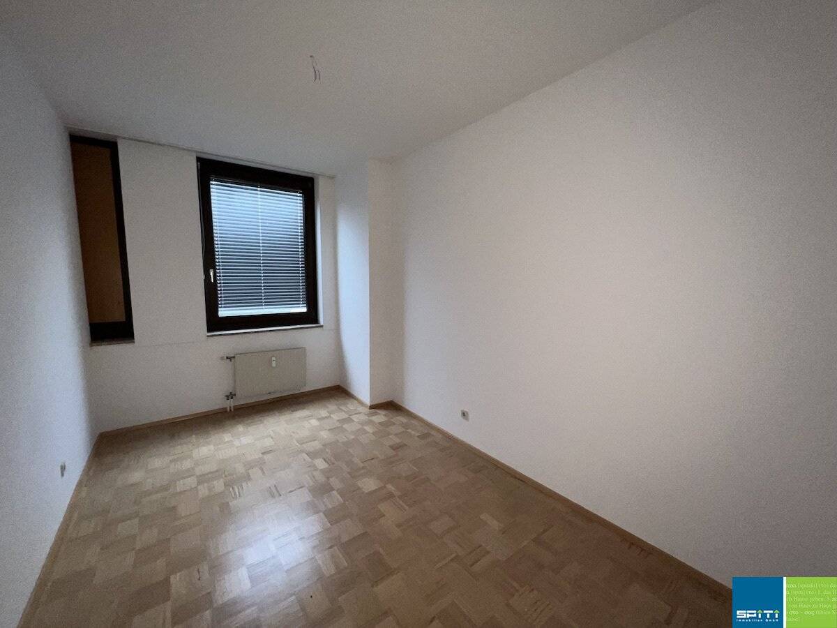 Bright 3-Room Apartment with Open Living Area