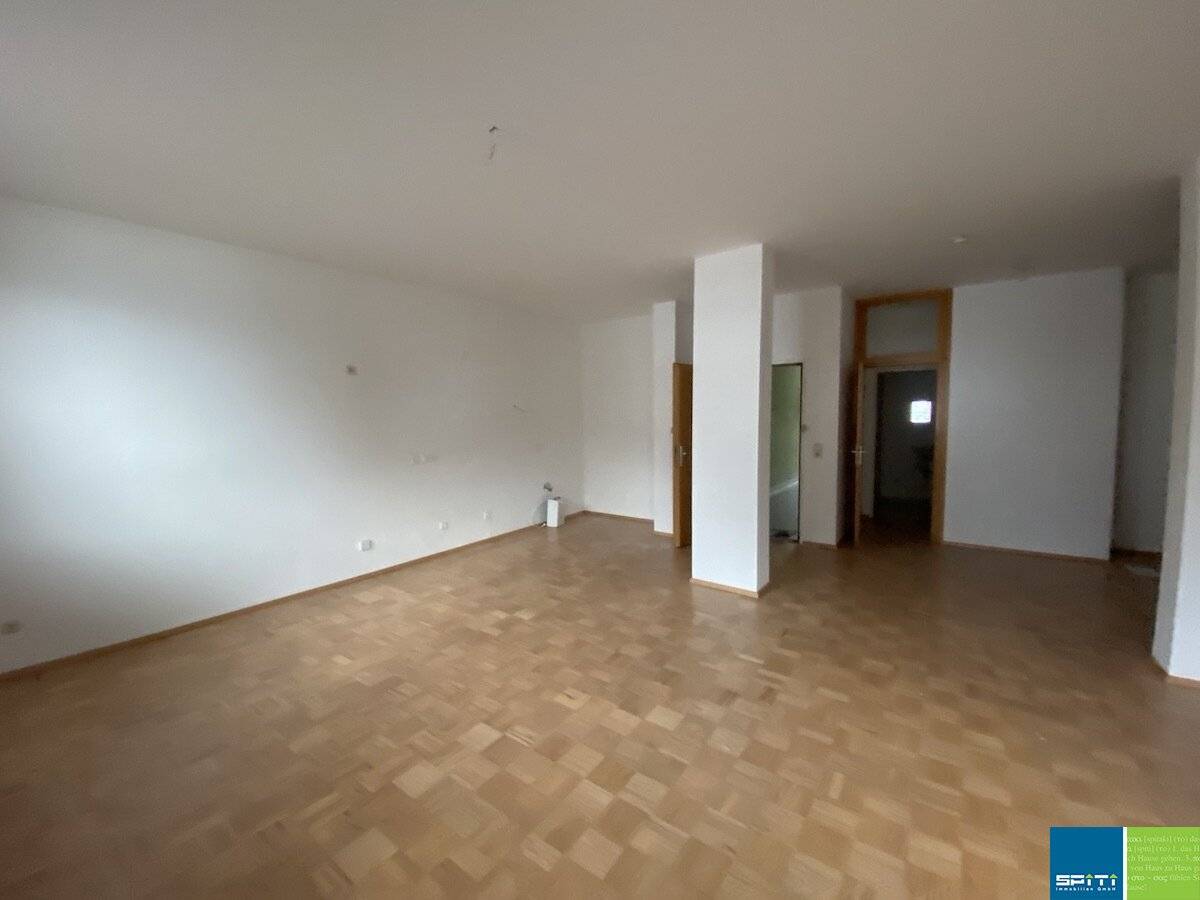 Bright 3-Room Apartment with Open Living Area