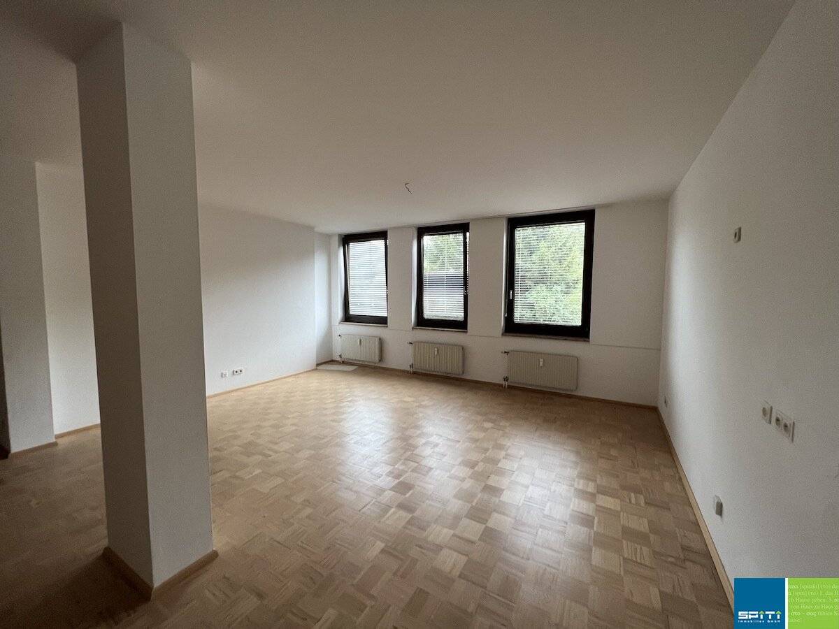 Bright 3-Room Apartment with Open Living Area