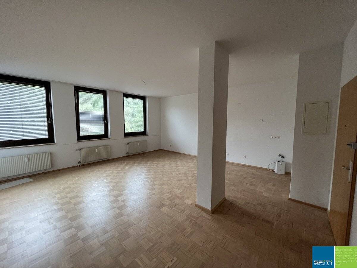 Bright 3-Room Apartment with Open Living Area