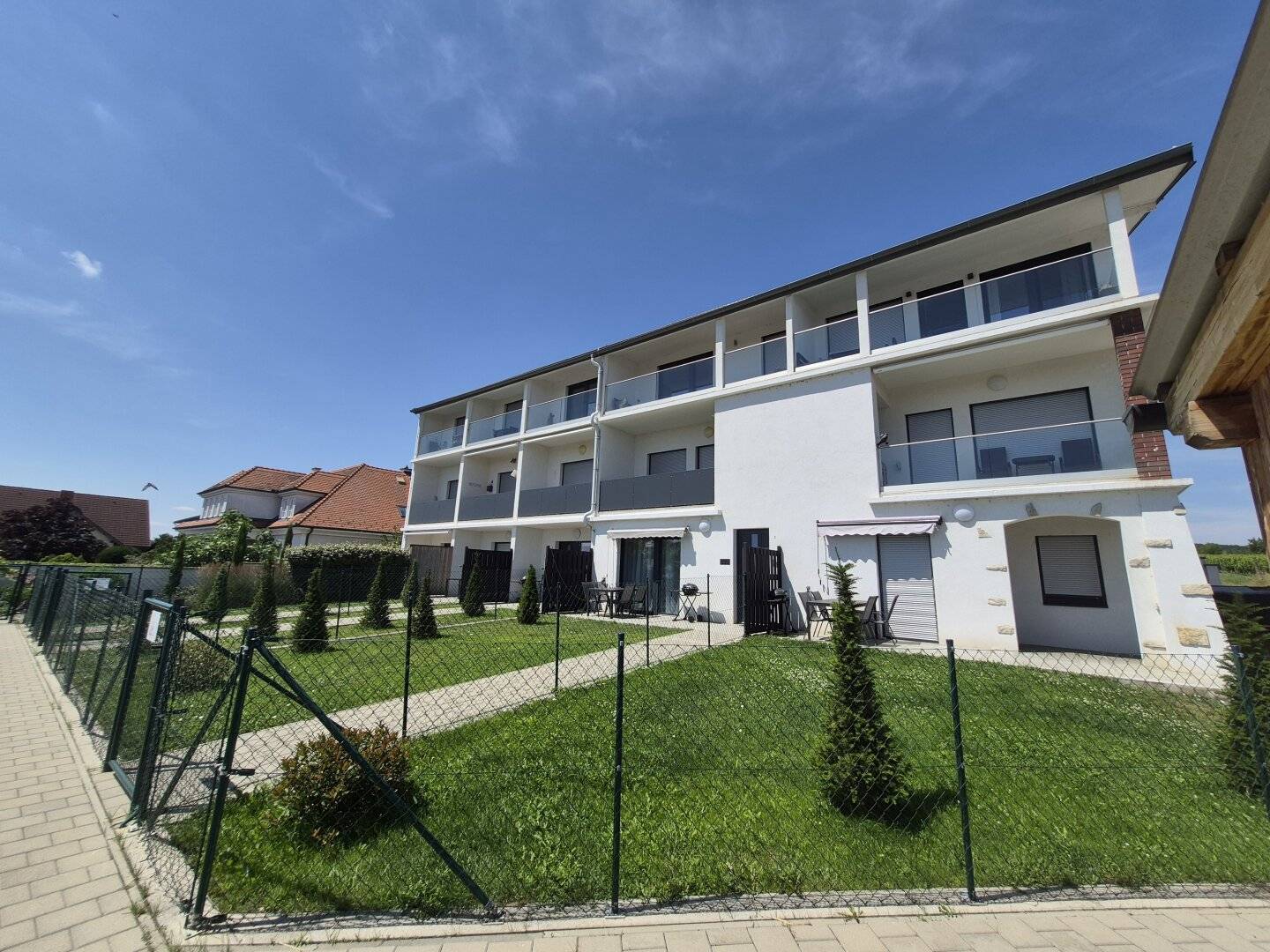 Erdgeschosswohnung mit Garten und Seeblick