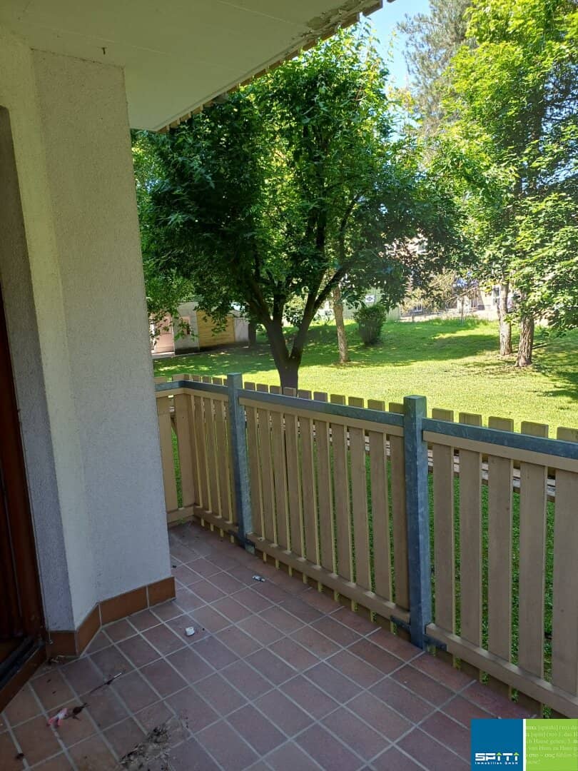 Bright apartment with west balcony and parking in green setting