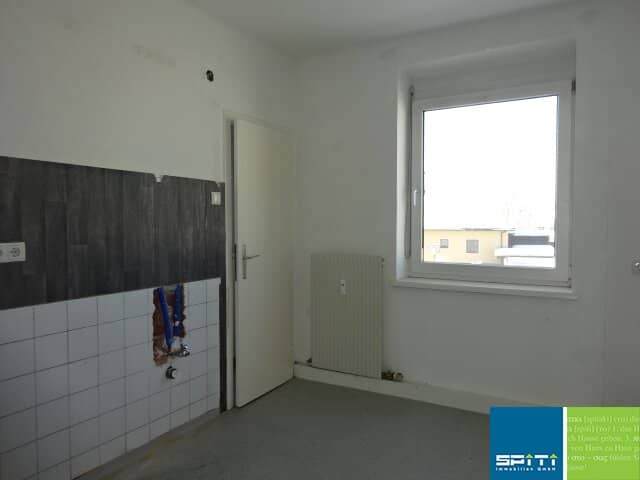 Sanierungsbedürftige Anlegerwohnung mit Balkon und Kellerabteil