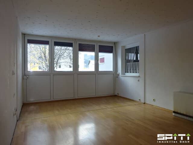 Helle Erdgeschosswohnung mit Loggia direkt am Bahnhof