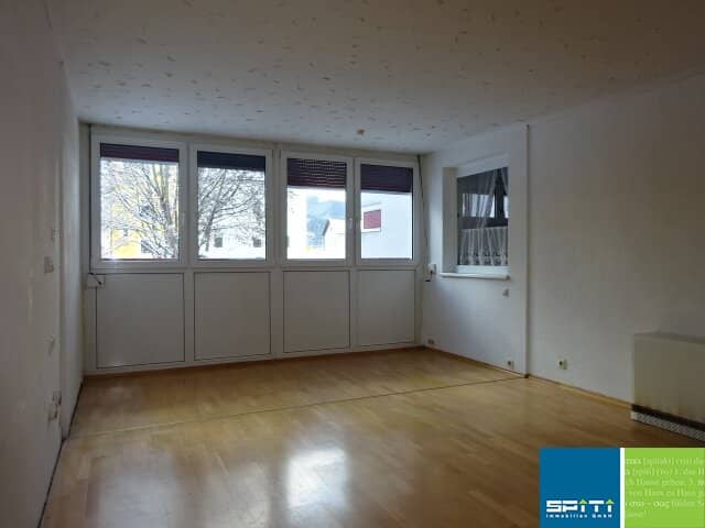 Helle Erdgeschosswohnung mit Loggia direkt am Bahnhof