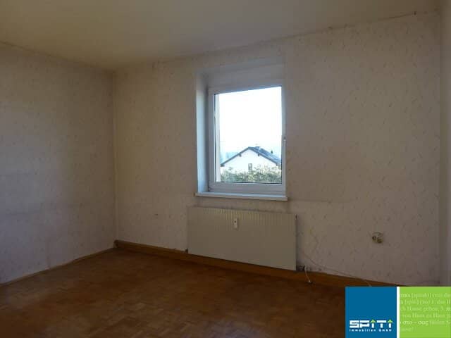Sanierungsbedürftige Anlegerwohnung mit Balkon und Kellerabteil