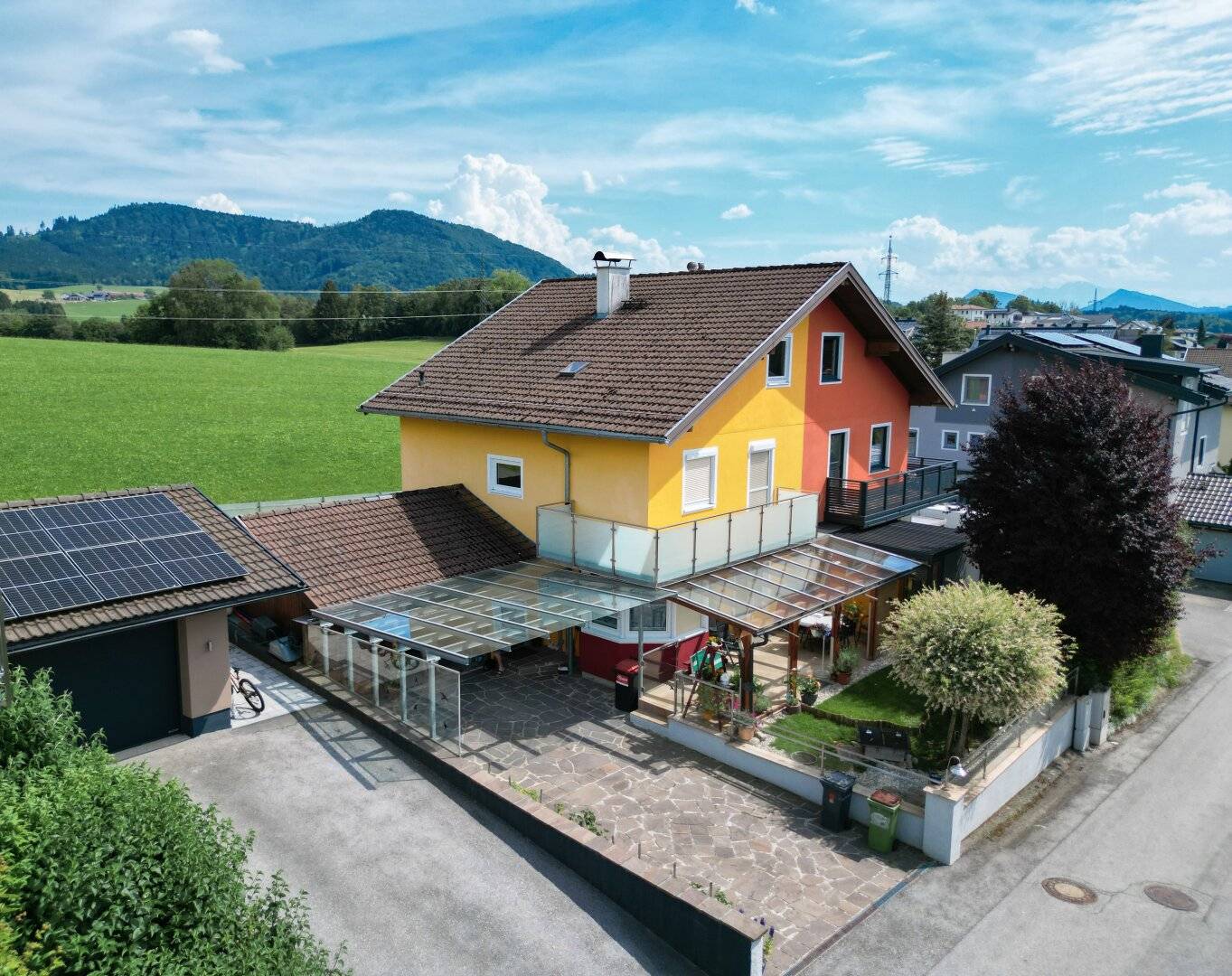 Doppelhaushälfte mit Terrassen und Kachelofen in sonniger Lage
