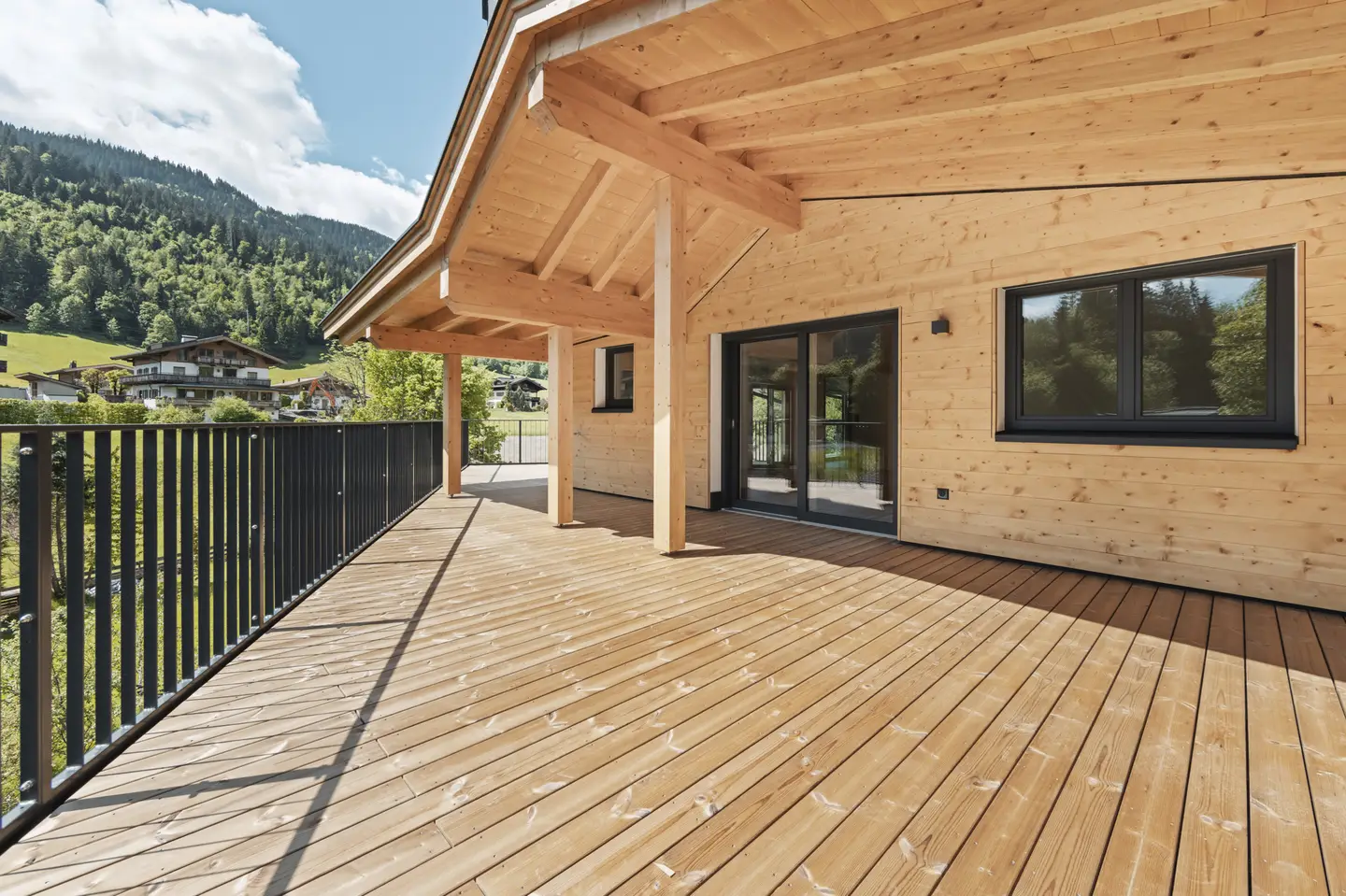 Penthouse with sunny terrace and mountain view