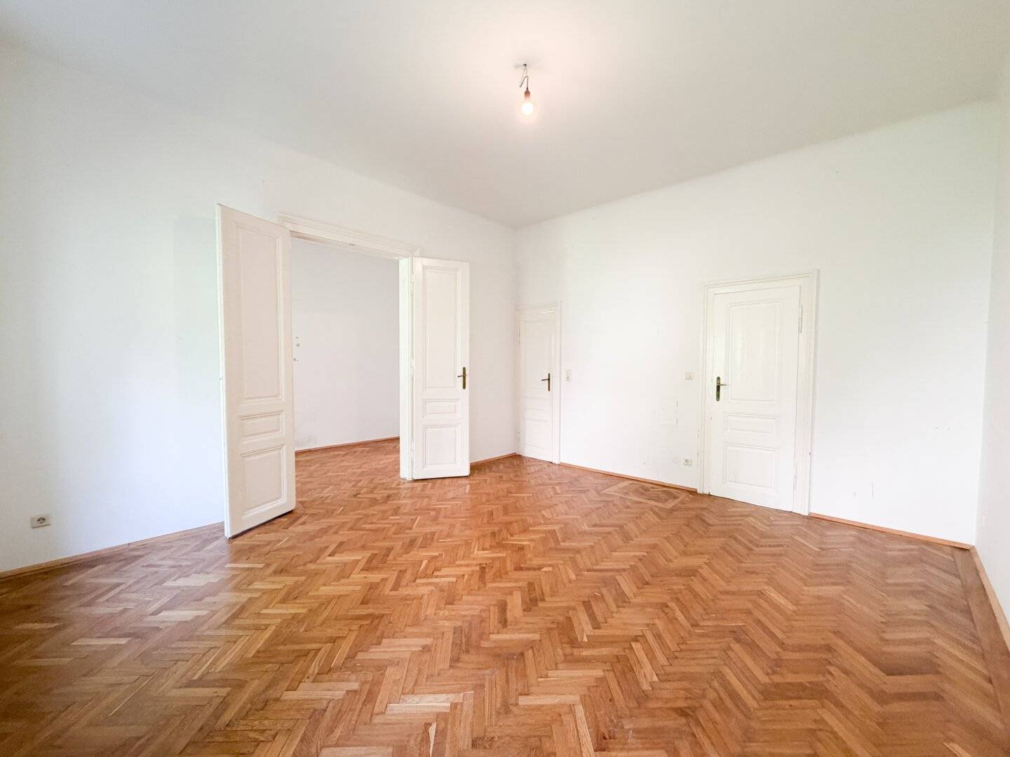 Altbau apartment with planned balcony and herringbone parquet in Währing
