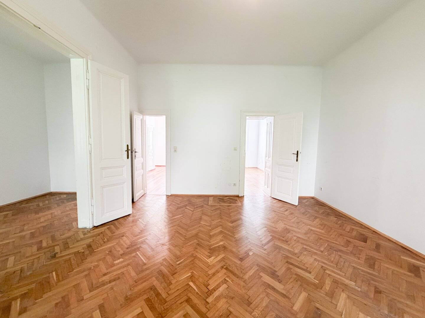 Altbau apartment with planned balcony and herringbone parquet in Währing