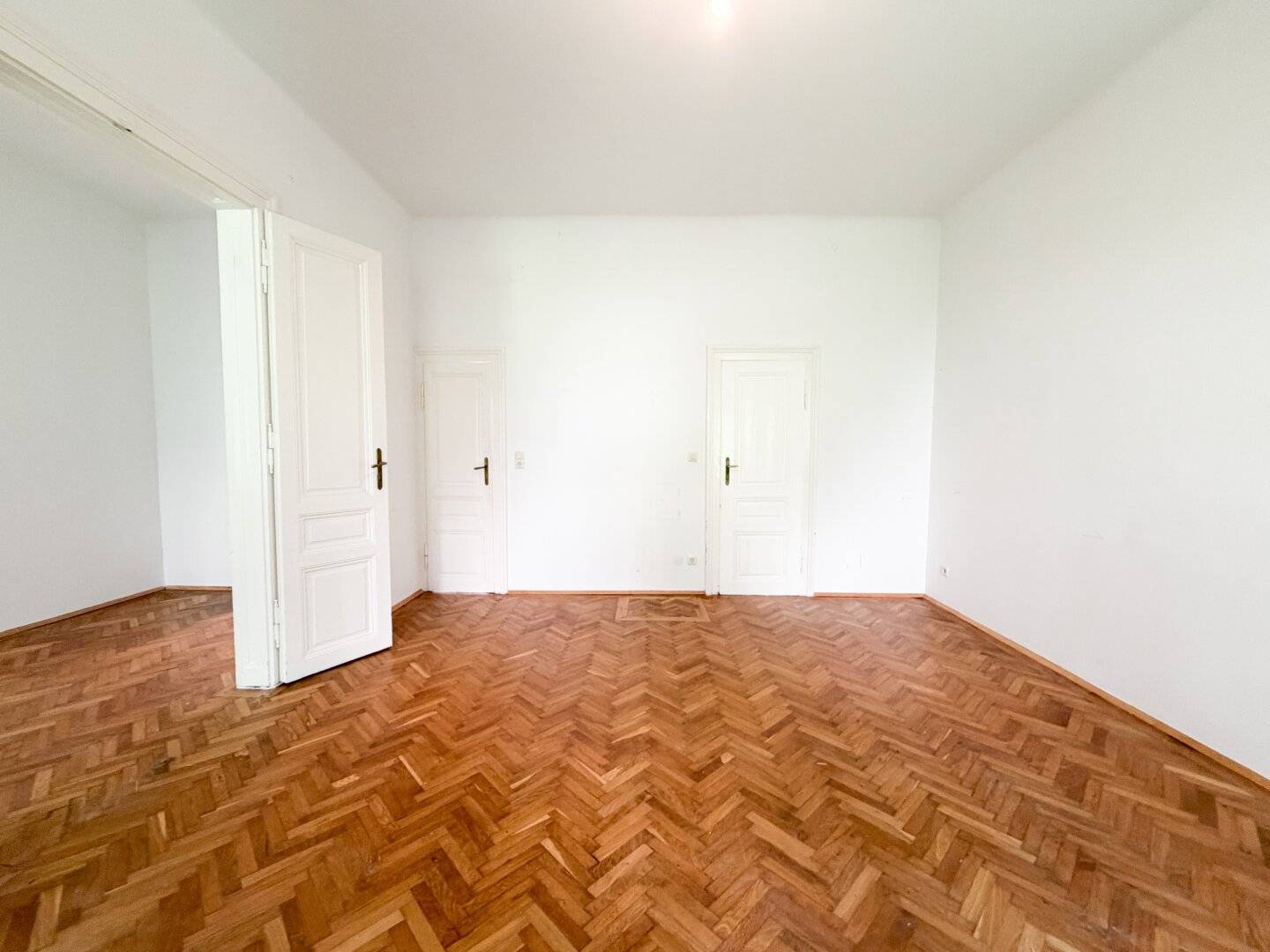 Altbau apartment with planned balcony and herringbone parquet in Währing