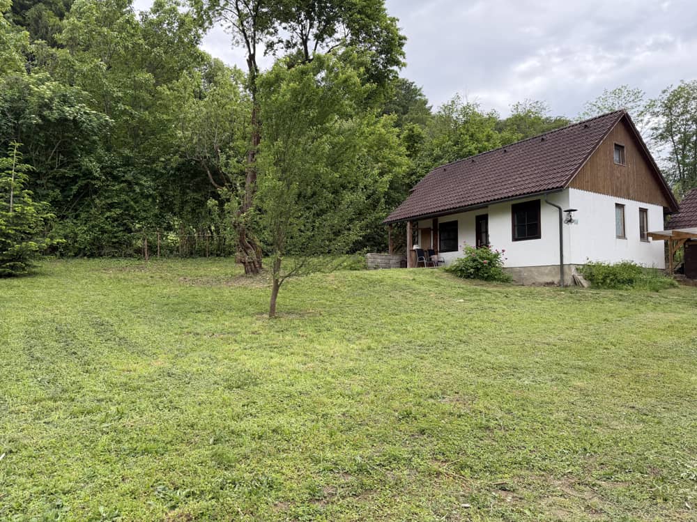 Grundstück mit kleinem Haus und Garage in Sackgassenlage