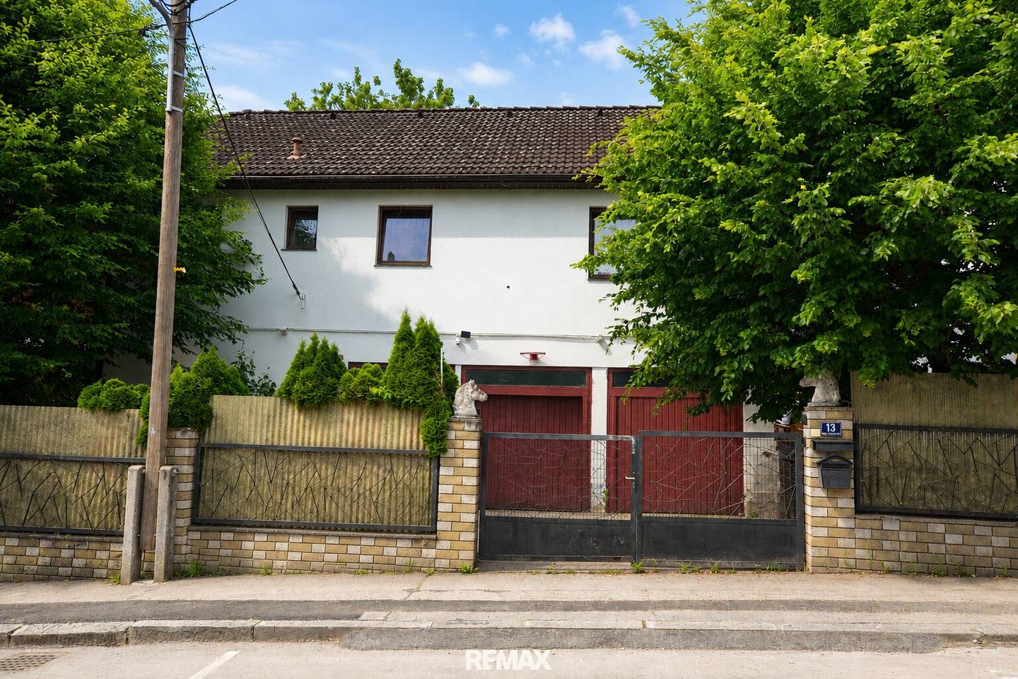 Single-family home with terrace and two garages on Wolfersberg
